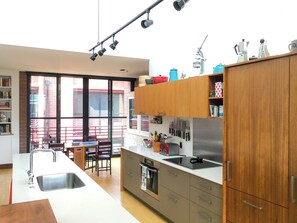 Réfrigérateur, micro-ondes, four, plaque de cuisson