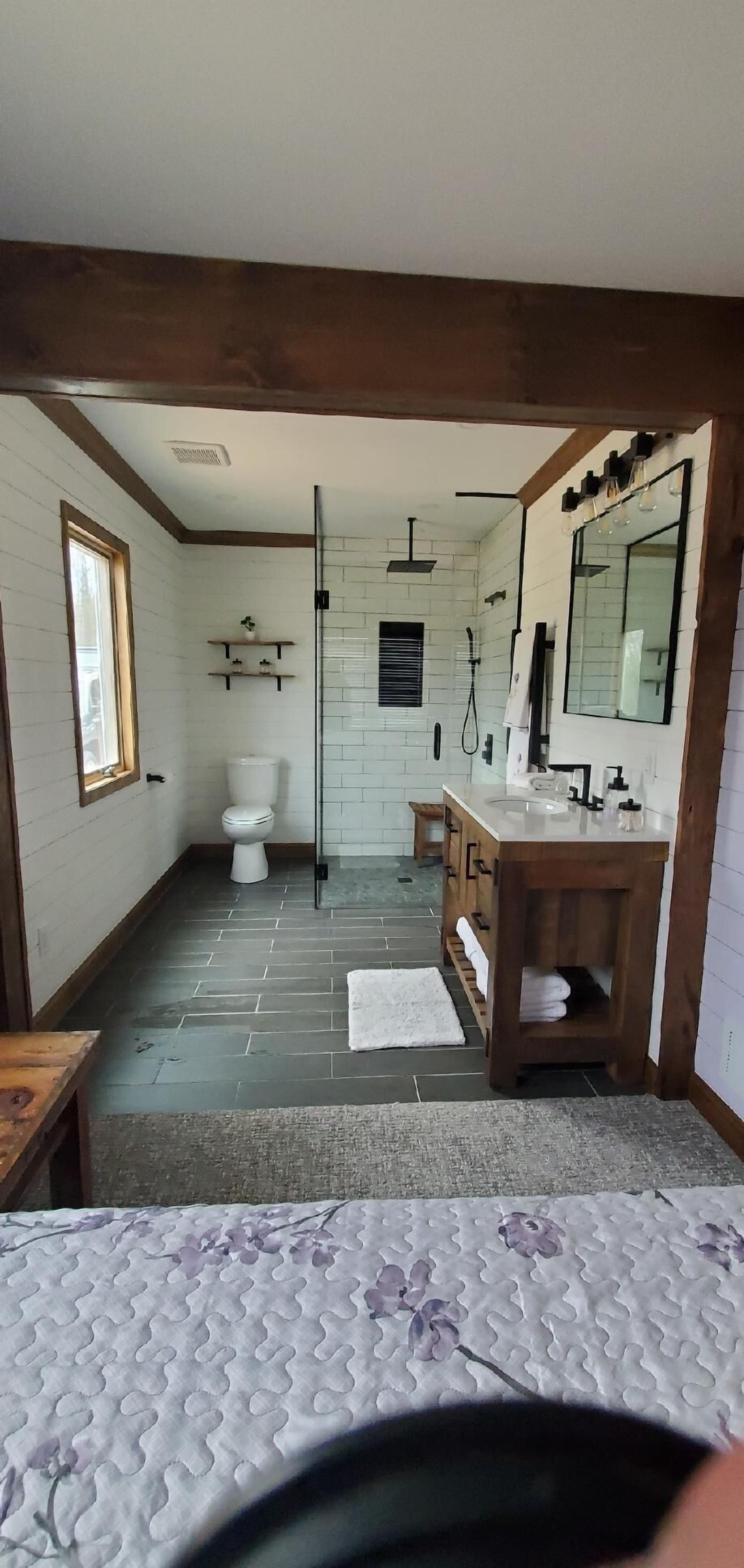 Combined shower/bathtub, hair dryer, towels, toilet paper