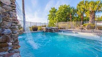 Een verwarmd zwembad