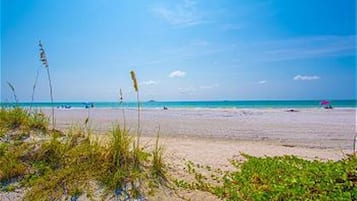 Aan het strand, ligstoelen aan het strand, strandlakens