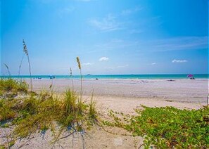 På stranden, solsenger og strandhåndklær