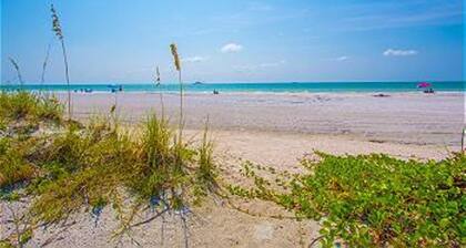 Beautiful Beachfront Home with Private Pool/ Firepit /on the Gulf