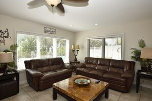 Smart TV, libros y biblioteca musical 