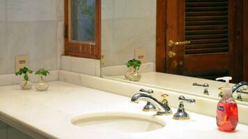 Duschwanne, Haartrockner, Bidet, Handtücher