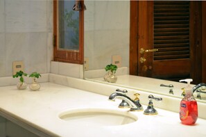 Duschwanne, Haartrockner, Bidet, Handtücher