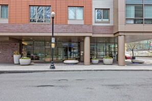 Exterior - Sleek Kendall Square 1BR w/ Gym, W/D & Concierge, near MIT, by Blueground (Cambridge)