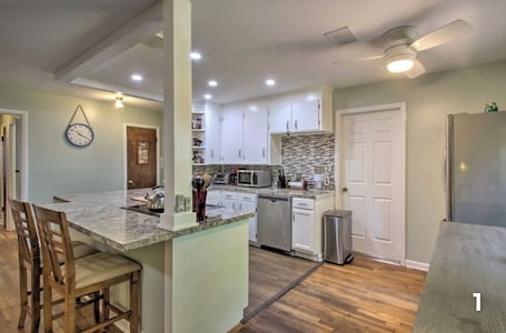 冷蔵庫、電子レンジ、オーブン、コンロ. Beautiful East Hill 3bdr 2bath , PET FRIENDLY, 5 min to Pensacola beach