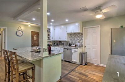 Beautiful East Hill 3bdr 2bath , PET FRIENDLY, 5 min to Pensacola beach  