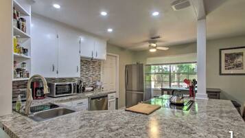 冰箱、微波炉、烤箱、炉灶