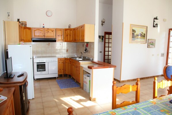 Frigorifero, forno, piano cottura, pentole/stoviglie/utensili