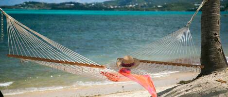 En la playa, sillas reclinables de playa, toallas de playa