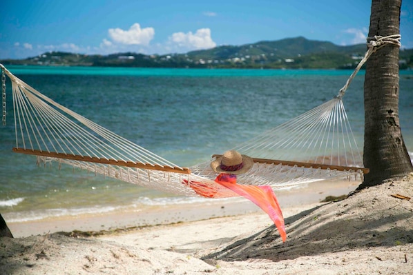 En la playa, camastros y toallas de playa