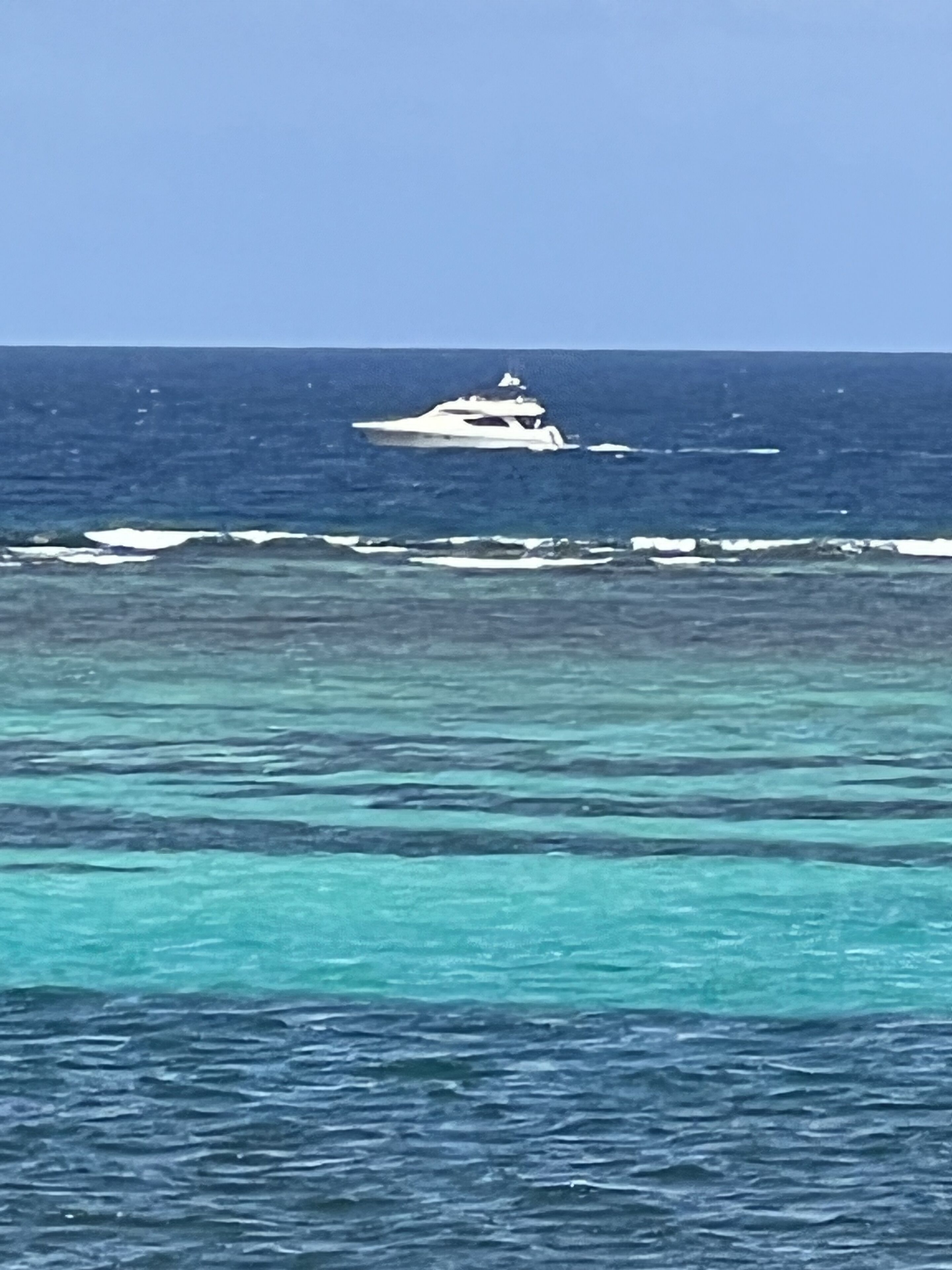 Un grand yacht sur l’océan.
