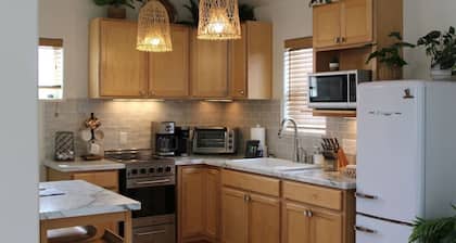 Chic GJ Downtown BoHo Studio: Romantic and Central
