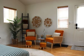 1 Schlafzimmer, Zimmersafe, Schreibtisch, Bügeleisen/Bügelbrett