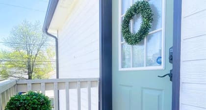 Chic GJ Downtown BoHo Studio: Romantic and Central