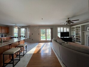 Een smart-tv en een open haard