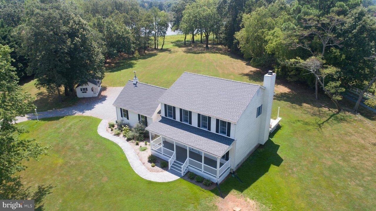 Waterfront  - pier and acreage to run & play.   Pet friendly AVAILABLE AUG DATES