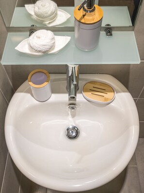 Family Villa | Bathroom | Shower, rainfall showerhead, hair dryer, towels - Cataleya Villa Chania (Chania)