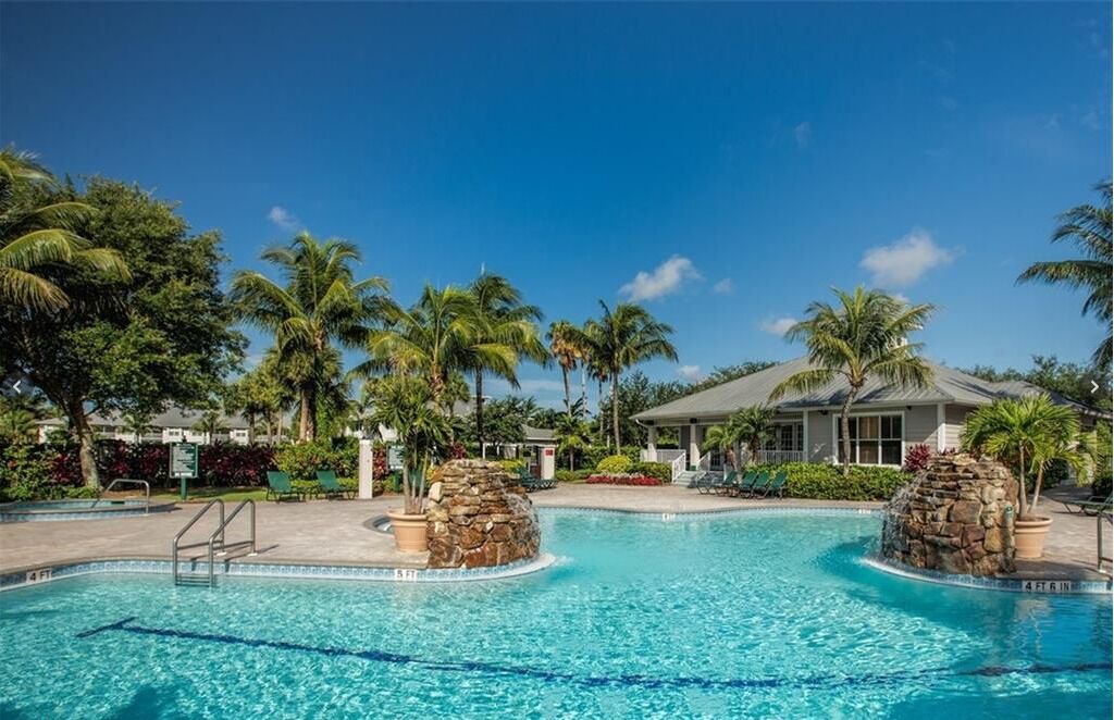 Rare 2-bedroom Lake View is Close to Downtown Naples and Marco Island Beaches
