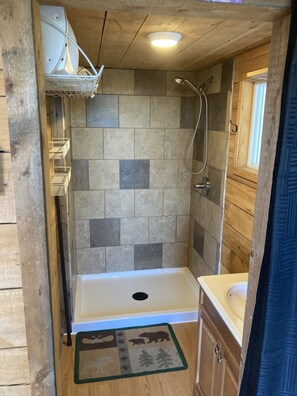 Dusche, Haartrockner, Handtücher, Seife