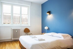 3 slaapkamers, een bureau, een strijkplank/strijkijzer, internet