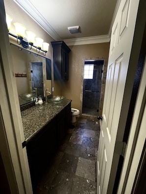 Combined shower/tub, hair dryer, towels