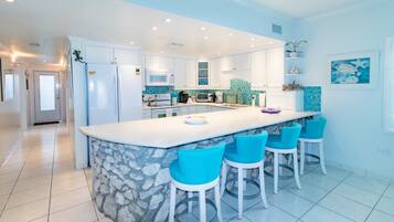 Deluxe villa, 3 slaapkamers, aan zee | Dineren in de kamer