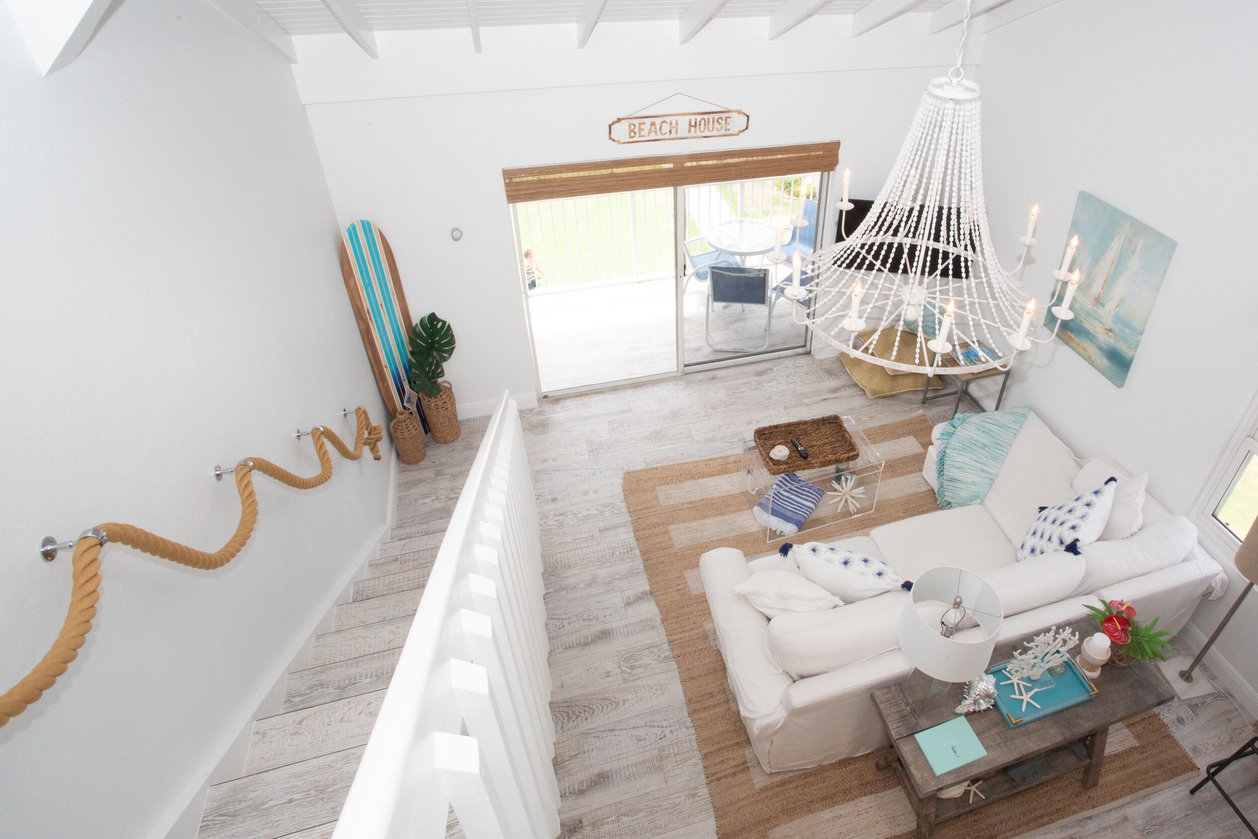 Luxe villa, 2 slaapkamers, aan zee | Woonruimte | Een 55-inch flatscreentelevisie met digitale zenders en televisie