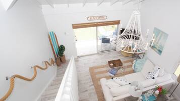 Luksusvilla, 2 soverom, ved havkanten | Oppholdsområde | En 55-tommers Flatskjerm-TV med digitale kanaler samt TV