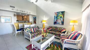 Deluxe villa, 2 slaapkamers, uitzicht op oceaan | Woonruimte | Een 55-inch flatscreentelevisie met digitale zenders en een televisie