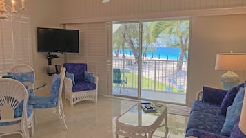 Villa Deluxe, 1 habitación, frente al mar | Zona de estar | Televisión de pantalla plana de 55 pulgadas con canales digitales