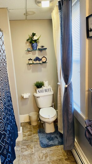 Combined shower/bathtub - Great looking Private bedroom with a queen size bed (Fitchburg)