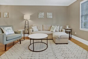 Smart TV - Stylish, Spacious 3 Bedroom Home - FREE BIKES- (St. Marys)