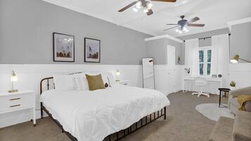 3 soverom, skrivebord, strykejern/-brett og reiseseng for barn