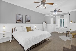 3 bedrooms, desk, iron/ironing board, travel cot - Stylish, Spacious 3 Bedroom Home - FREE BIKES- (St. Marys)