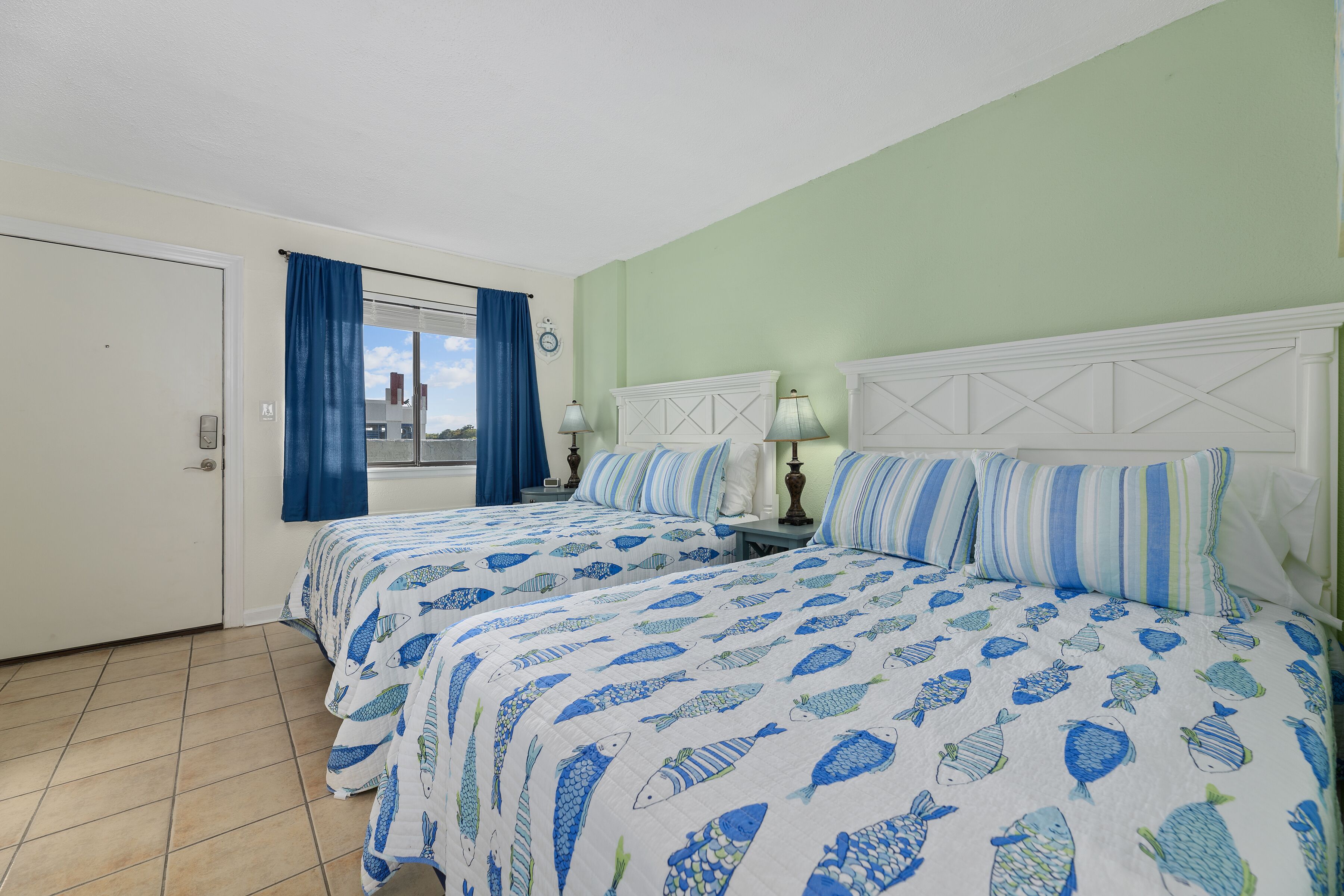 Ocean View- Beach Condo Sleeps-6 steps to the beach