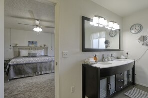 4 habitaciones, escritorio y tabla de planchar con plancha 