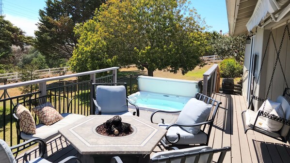 Outdoor spa tub - Hot tub, firepit & Gameroom. Near San luis Obispo, Pismo beach, Avila. Pets OK! (Arroyo Grande)