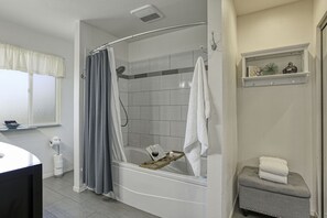 Combined shower/tub, jetted tub, hair dryer, towels - Hot tub, firepit & Gameroom. Near San luis Obispo, Pismo beach, Avila. Pets OK! (Arroyo Grande)