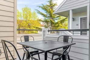 Outdoor dining - Elegant Foster City 2BR w/ Gym, 2 Pools & W/D, near VISA, by Blueground (Foster City)