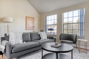 TV, fireplace, stereo - Elegant Foster City 2BR w/ Gym, 2 Pools & W/D, near VISA, by Blueground (Foster City)