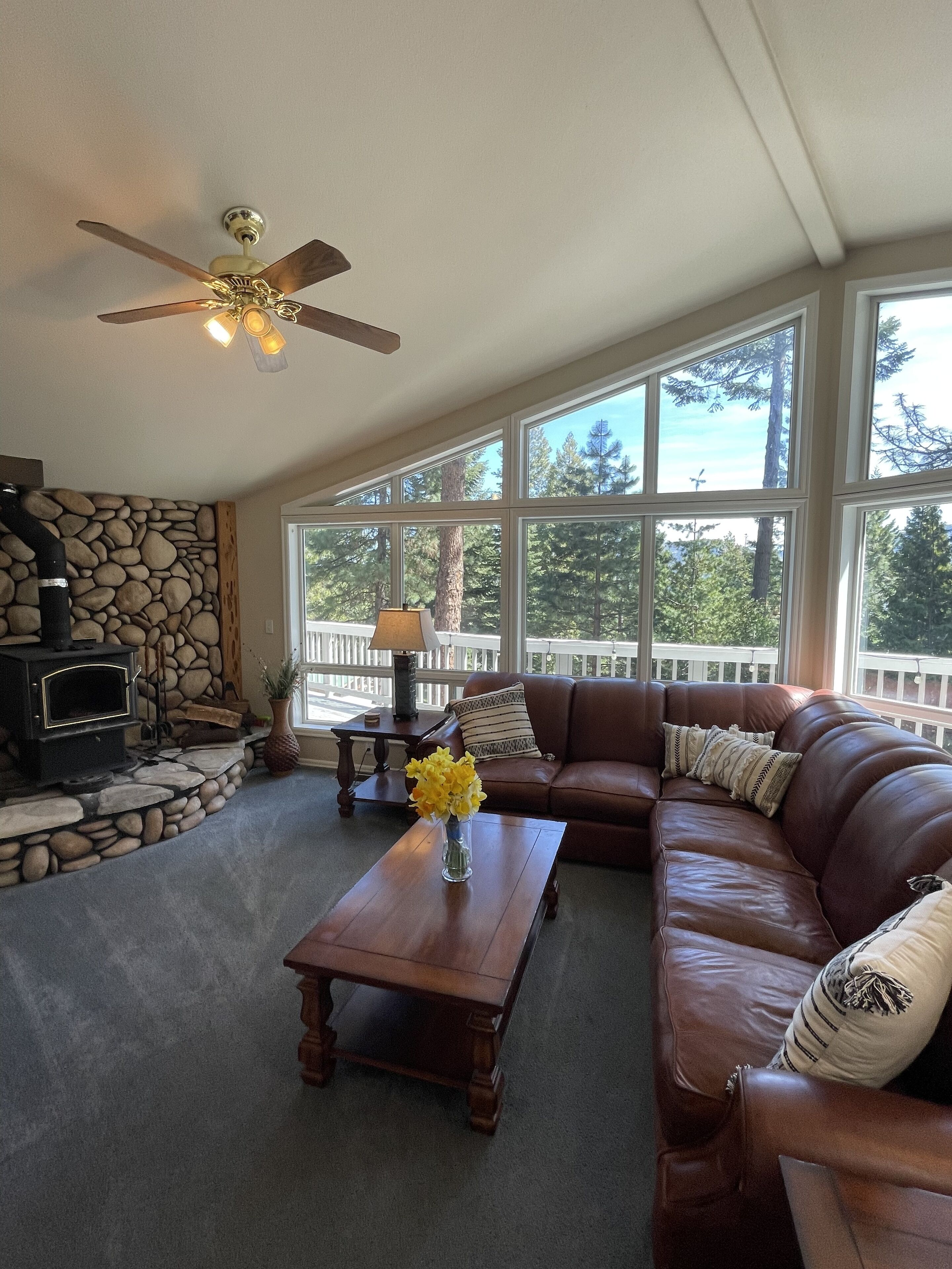 Una Smart TV, una chimenea, un futbolín, una mesa de tenis de mesa