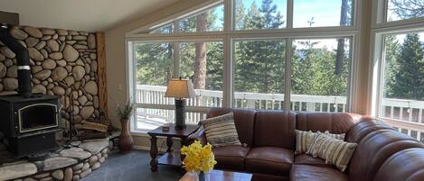 Smart TV, chimenea, futbolito, mesa de ping pong