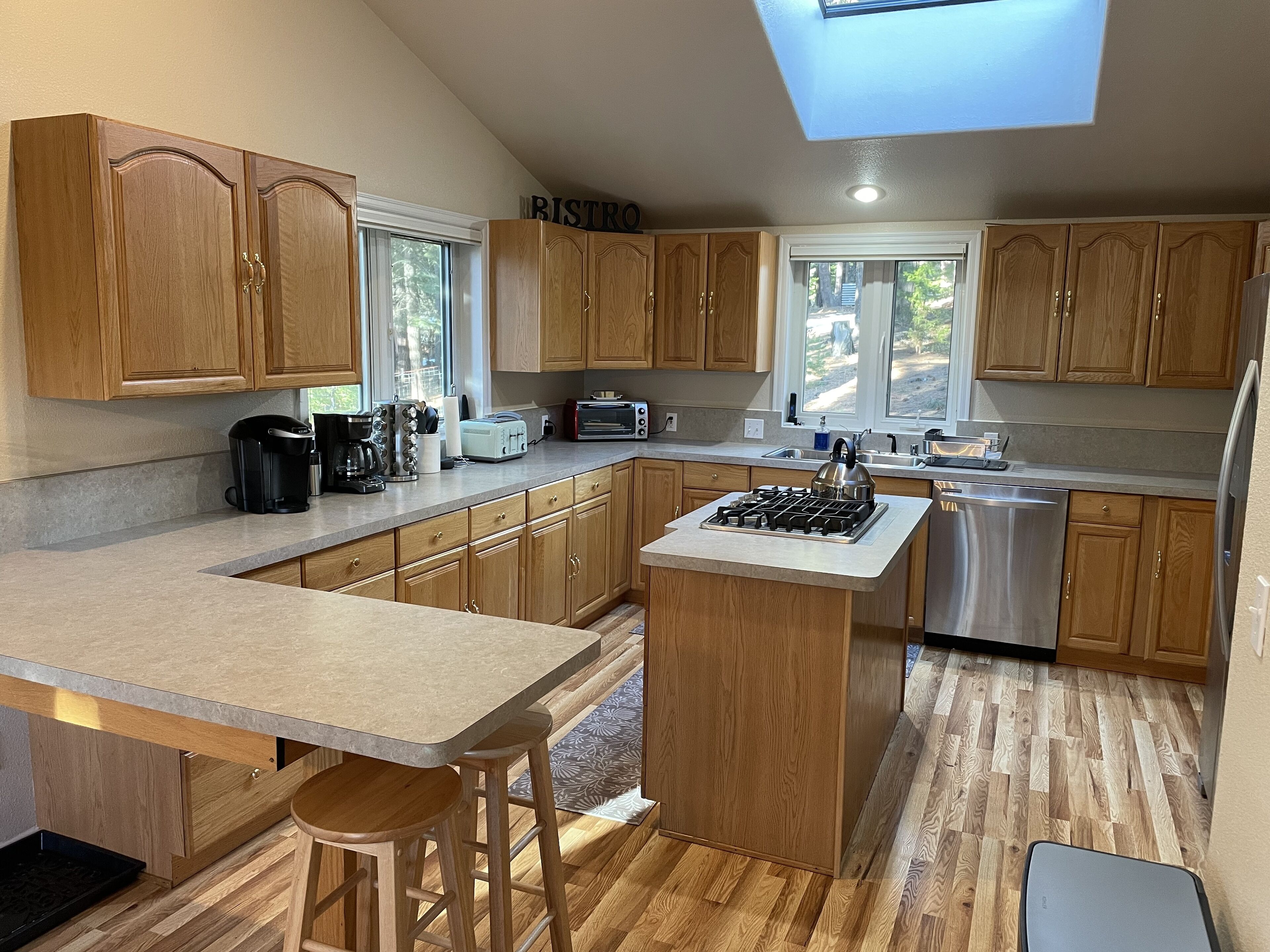 Frigorífico, microondas, horno y placa de cocina