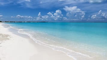 Perto da praia, espreguiçadeiras, toalhas de praia