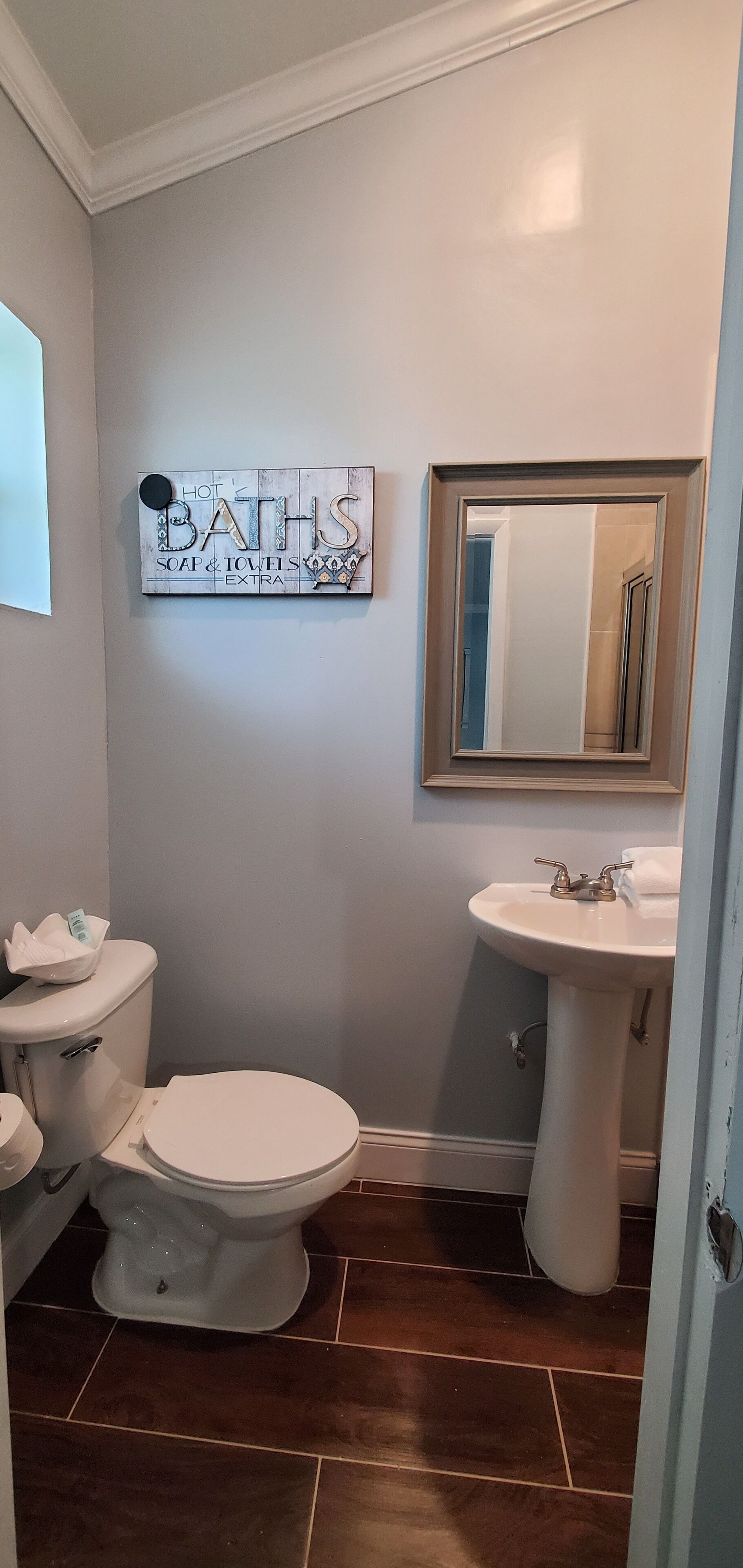 Suihku, hiustenkuivaaja, pyyhkeet, saippua