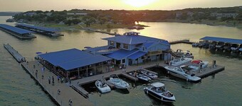 Lake Travis townhome-Pool-Marina-Boat ramp-Golf