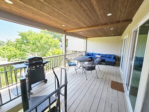 Outdoor dining - Lake Travis townhome-Pool-Marina-Boat ramp-Golf (Point Venture)