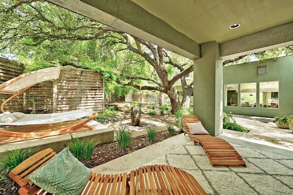 Terrace/patio - Modern Luxury w/Zen garden - 5 min walk from Lake Austin (Austin)